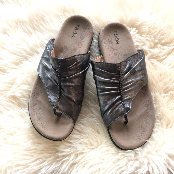 Taos Footwear Shoes - Taos “Gift 2” metallic leather sandal size 8